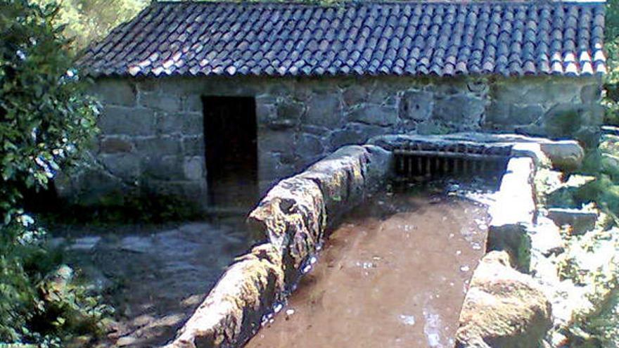 Pumar localizó en Coiro en el siglo XIX  a dos labradores con el nombre de Fausto, como el del molino.