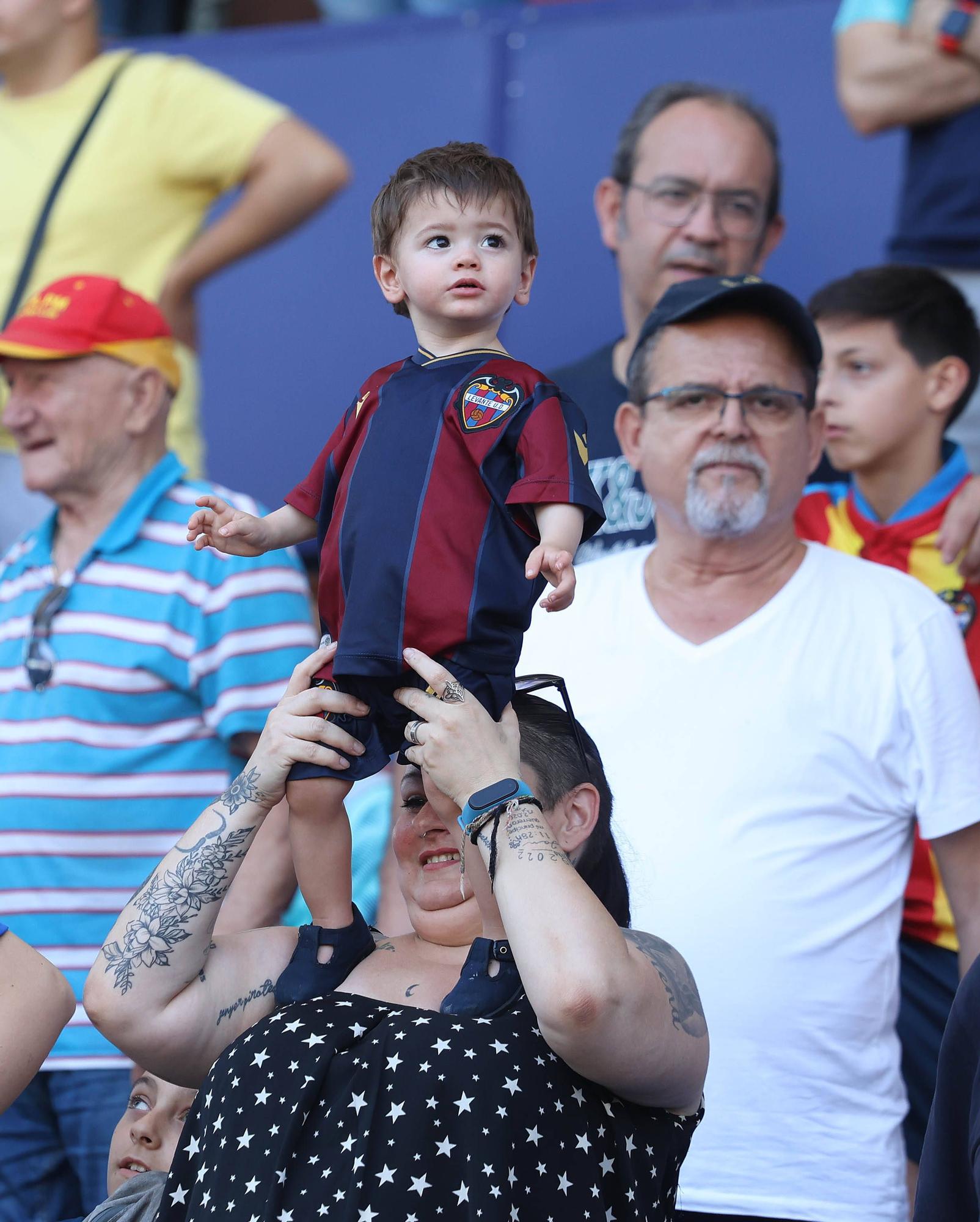 Ambiente de Primera en el entrenamiento a puertas abiertas