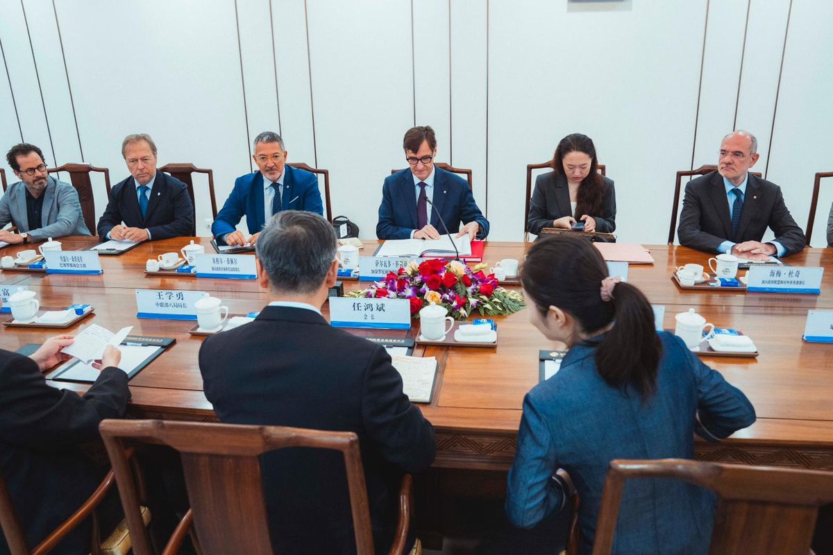 El president Salvador Illa junto al presidente del Consejo Chino para la Promoción del Comercio Internacional, Ren Hongbin.