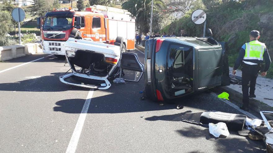 Cuatro heridos, uno grave, tras chocar dos coches en Tenerife