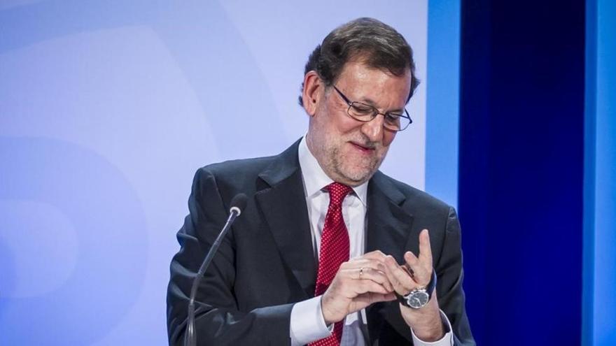 Rajoy, fresco tras mirar el &quot;teatrillo&quot; desde el palco