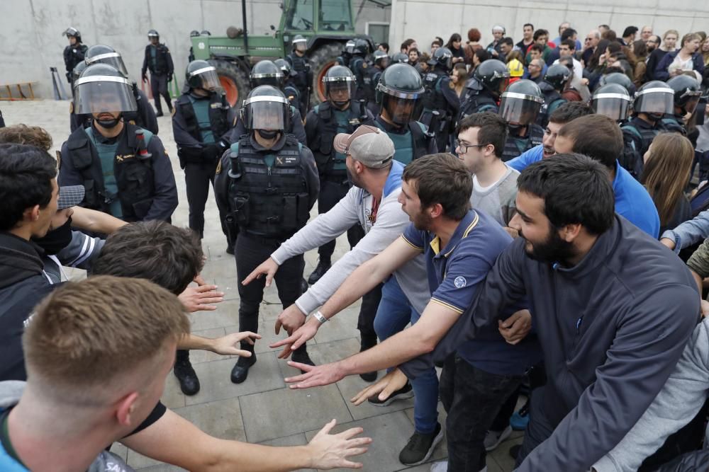 Guàrdia Civil i Policia Nacional desallotgen amb violència col·legis electorals gironins