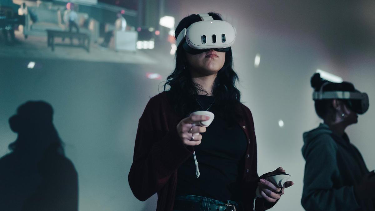Una participante utiliza unas gafas de realidad virtual en una de las pruebas desarrolladas con este proyecto.