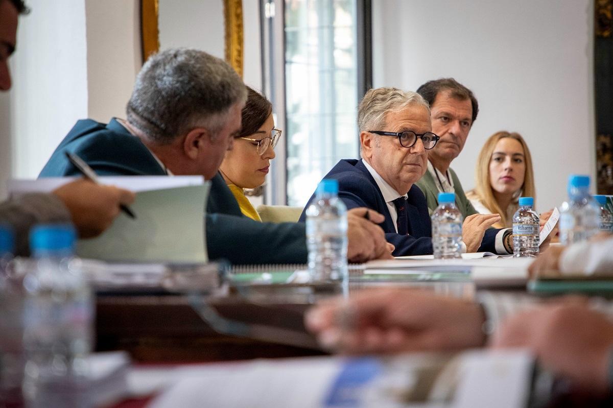 Salvador Fuentes escucha a los alcaldes durante la reunión.