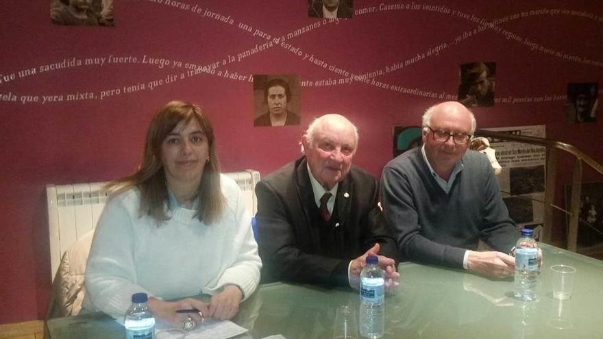 Silvia Martínez, José Antonio Fidalgo y Julio Velasco, en la Casona del Bravial de Blimea.