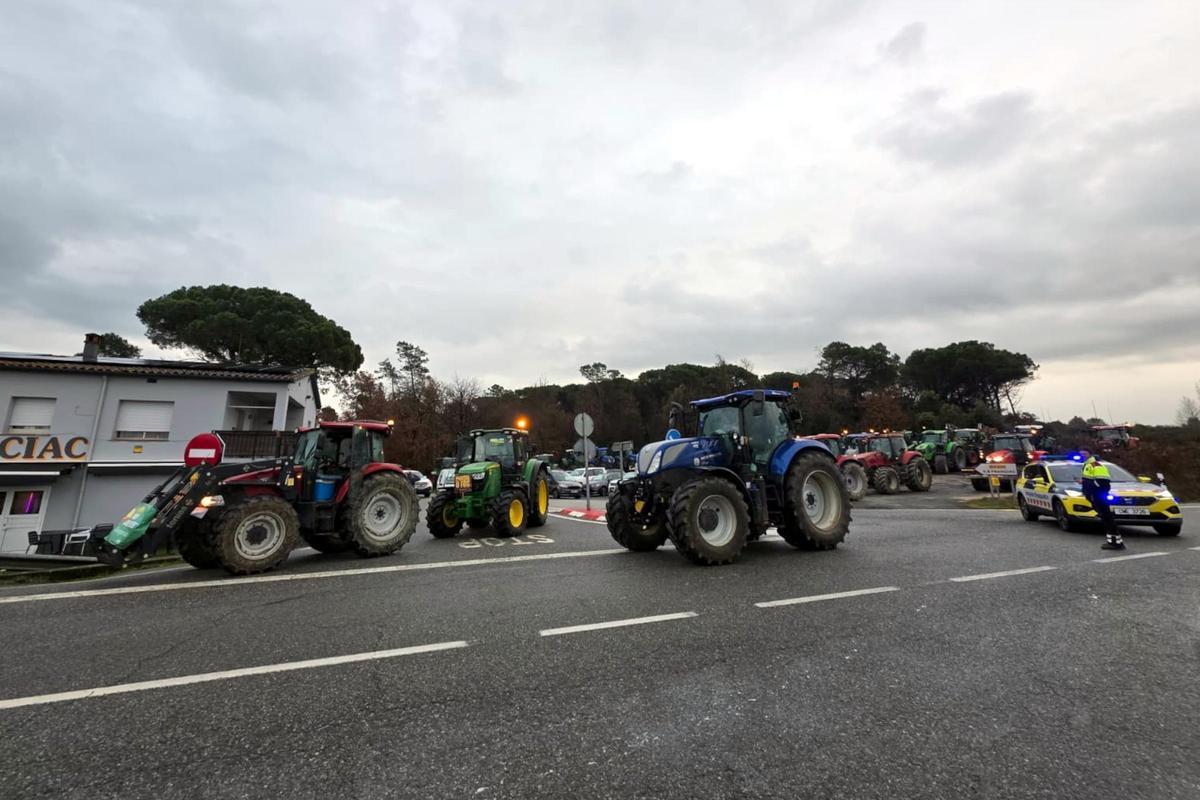 Les fotos de la tractorada a l'Eix per protestar contra la gestió de la fauna cinegètica