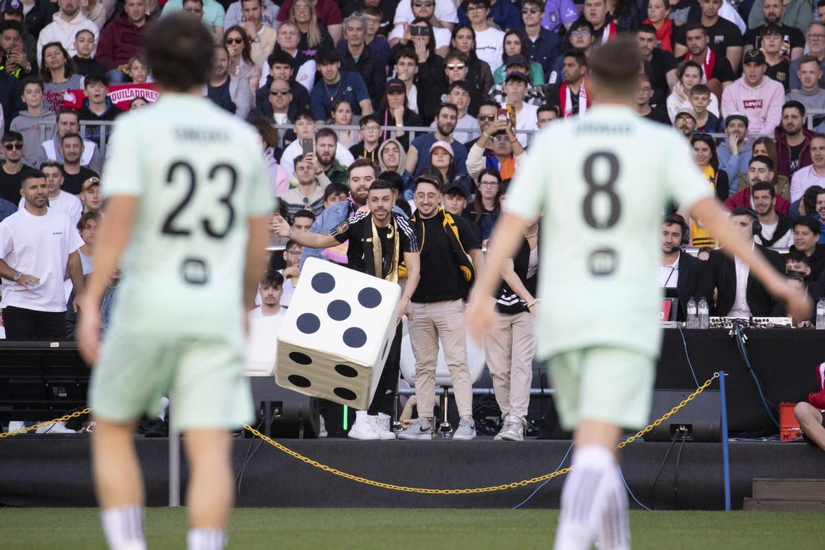 BARCELONA, 26/03/2023.- Un momento del partido entre los Aniquiladores y los Troncos, de las finales de la Kings League, una competición de Fútbol 7 que se transmite en su totalidad por ’streaming’ que se celebra este domingo en el Spotify Camp Nou con 90.000 espectadores. EFE/ Marta Pérez