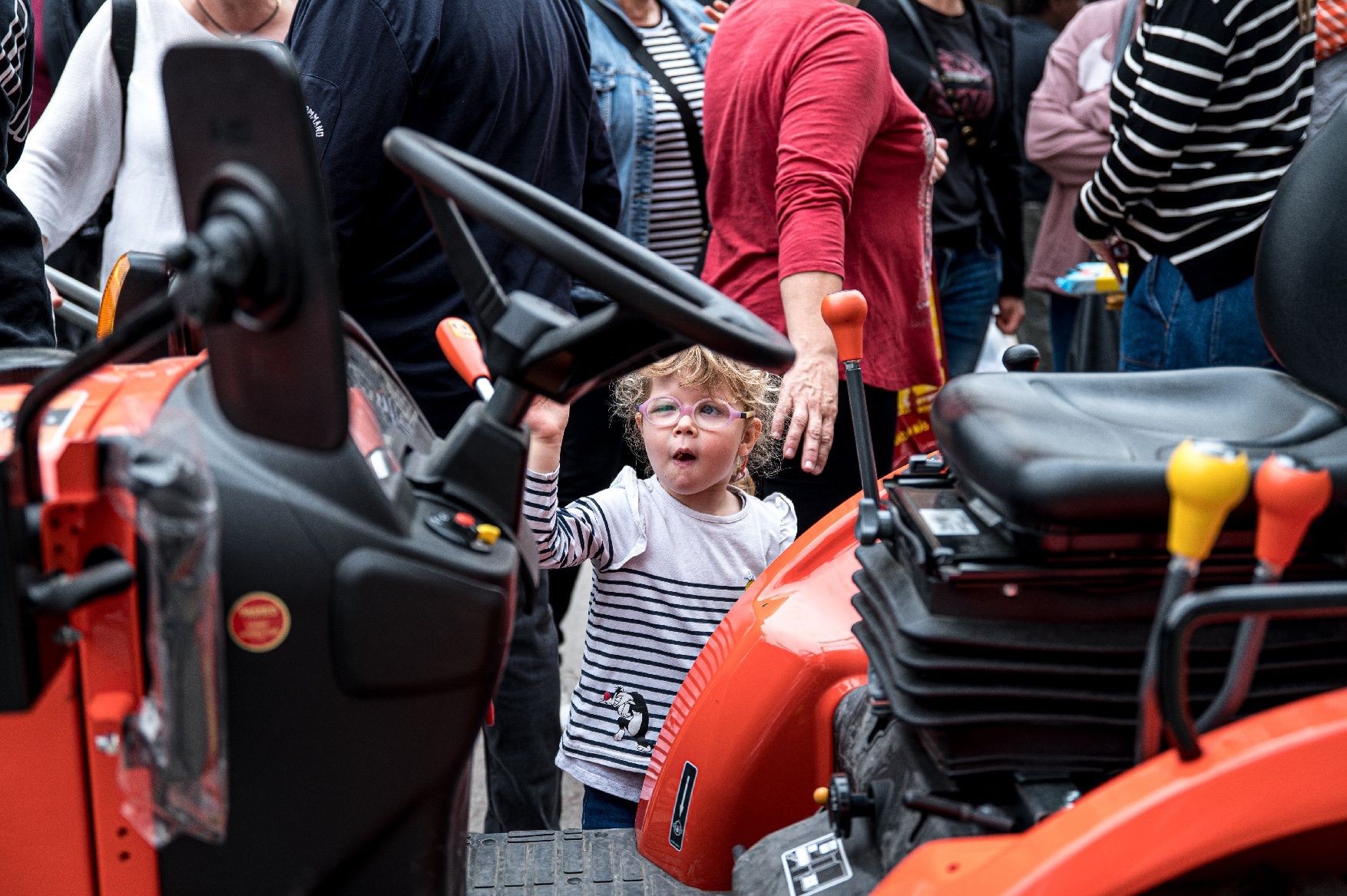 La 63e Fira d'Artés omple el poble de gent, cotxes i tractors