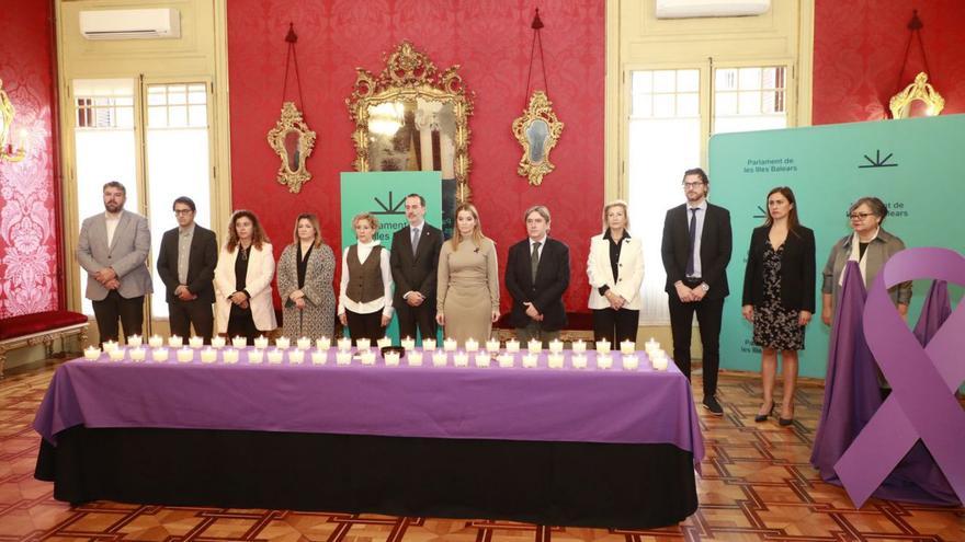 Representantes de las formaciones, ayer, en el Parlament.