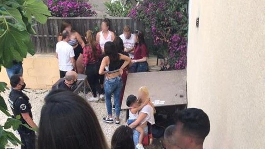 Denunciados 24 adultos por montar una fiesta ilegal con niños en una urbanización de Torrevieja