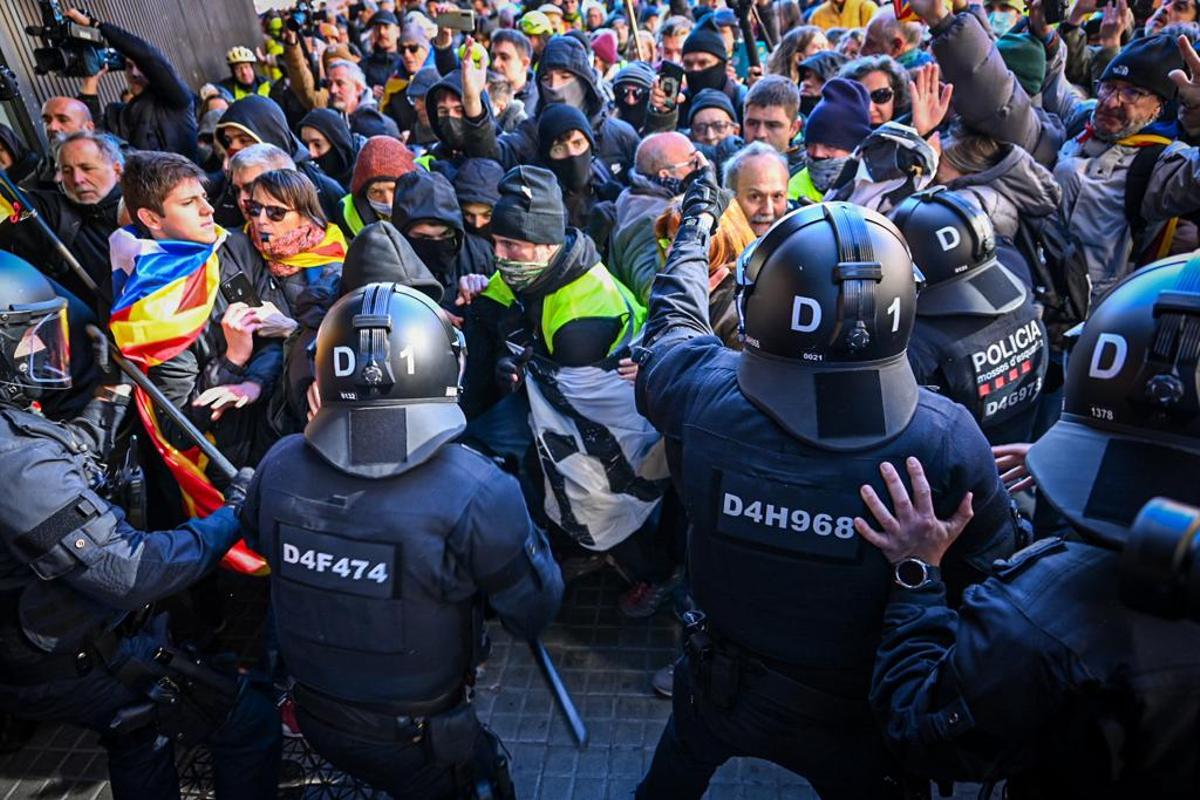 Enfrentamientos en la manifestación en contra de la celebración de la cumbre España-Francia en Barcelona