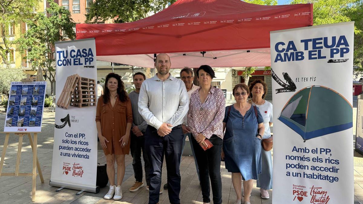 Los representantes del PSOE, con Vicent Roselló y Elena López, en la mesa informativa instalada en s'Alamera.
