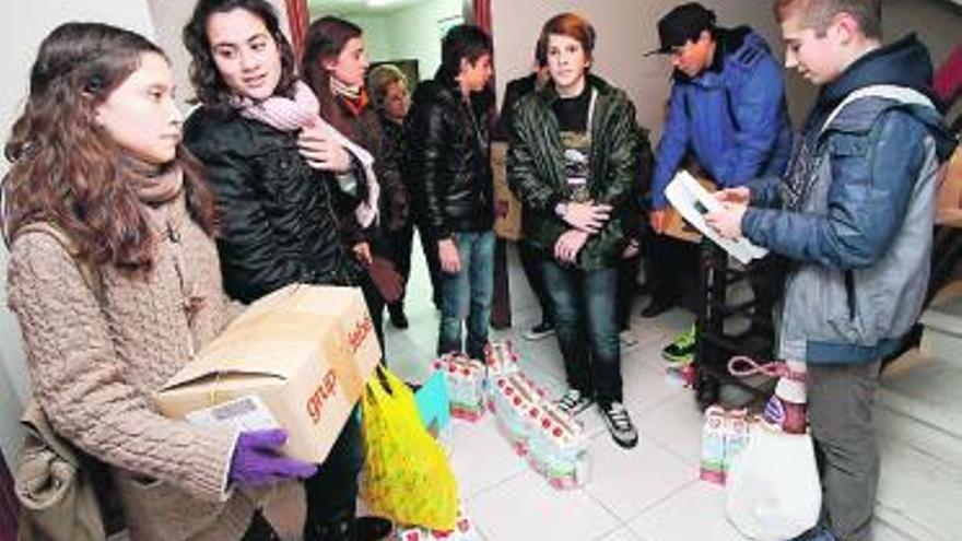 Alumnos de La Milagrosa durante la entrega de alimentos en San Lázaro.