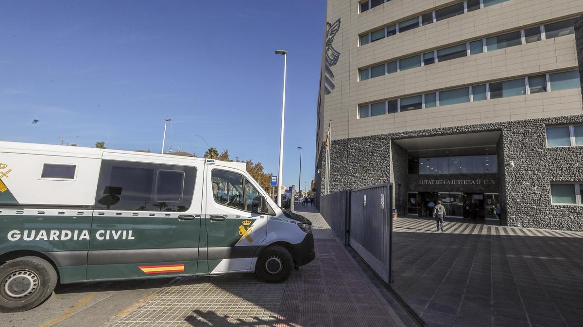 Un furgón con detenidos llegando a la Ciudad de la Justicia de Elche