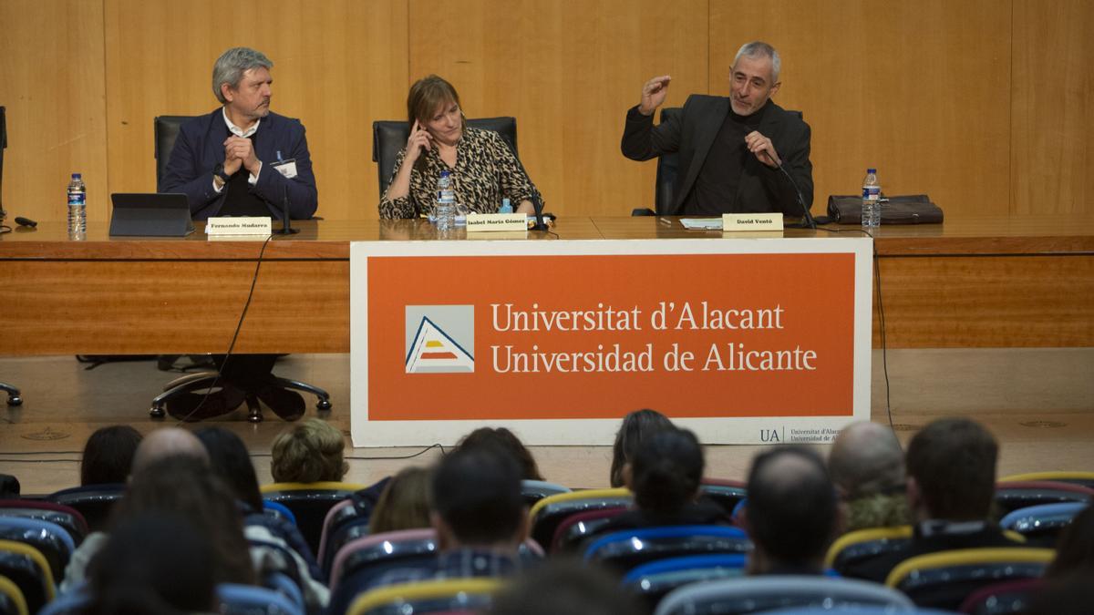 El director territorial de Educación de Alicante durante su exposición junto a la vicedecana Isabel Gómez y el director de Ayuda en Acción, Fernando Mudarra