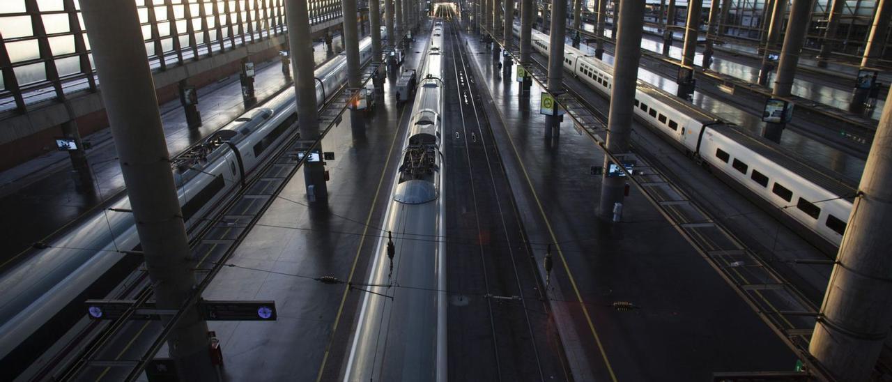 Vista general de la estación de Atocha-Almudena Grandes con las vías de llegada de los trenes de alta velocidad.  | ÁNGEL NAVARRETE/BLOOMBERG