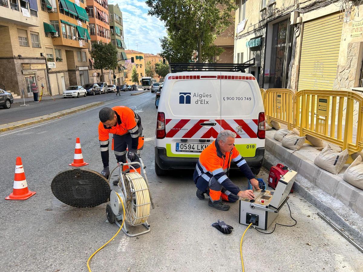 Aigües d'Elx revisaba esta mañana las alcantarillas de la zona