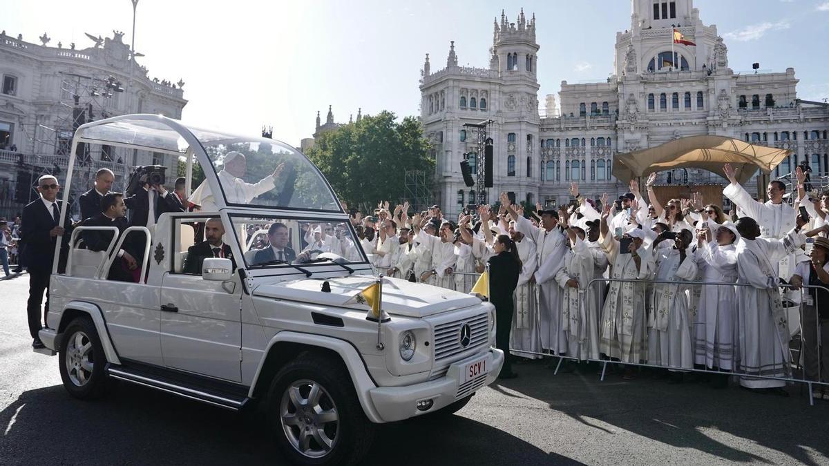 El papa León XIV llega al Ayuntamiento y recibe la máxima distinción de Madrid.