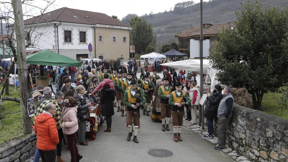 La banda de gaitas &quot;Soto Rei&quot; en el mercado artesanal de Bueño