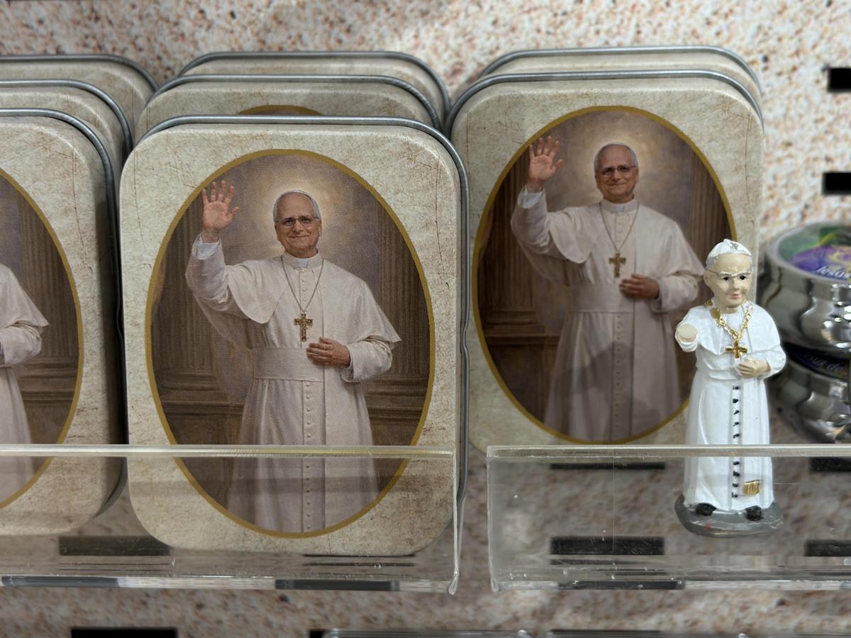 Figura del papa León XIV en una tienda de souvenirs en Madrid