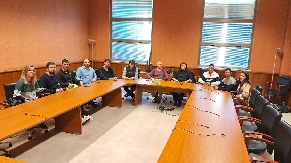 Ingenieron de Excade, en el campus de Mieres, junto responsables de la Escuela y la cátedra.
