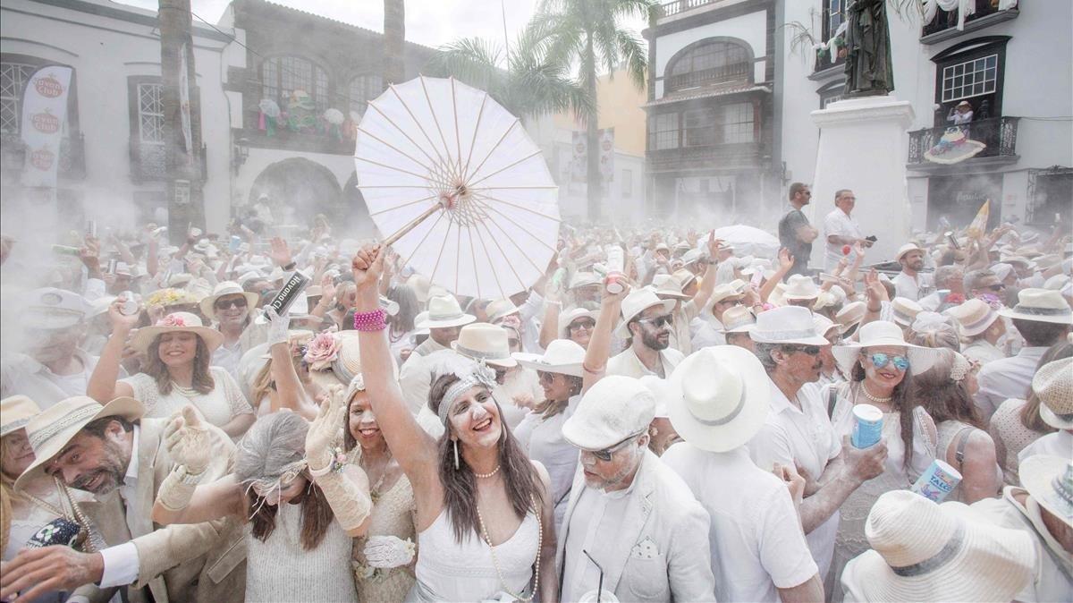 El carnaval de más de un mes de duración incluye a las orquestas que tocan ritmos caribeños y brasileños durante las festividades. desde elecciones para Carnival Queen, Junior Queen y Senior Queen para niños y adultos murgas, bandas callejeras satíricas comparsas, grupos de baile hasta presentaciones en las calles.