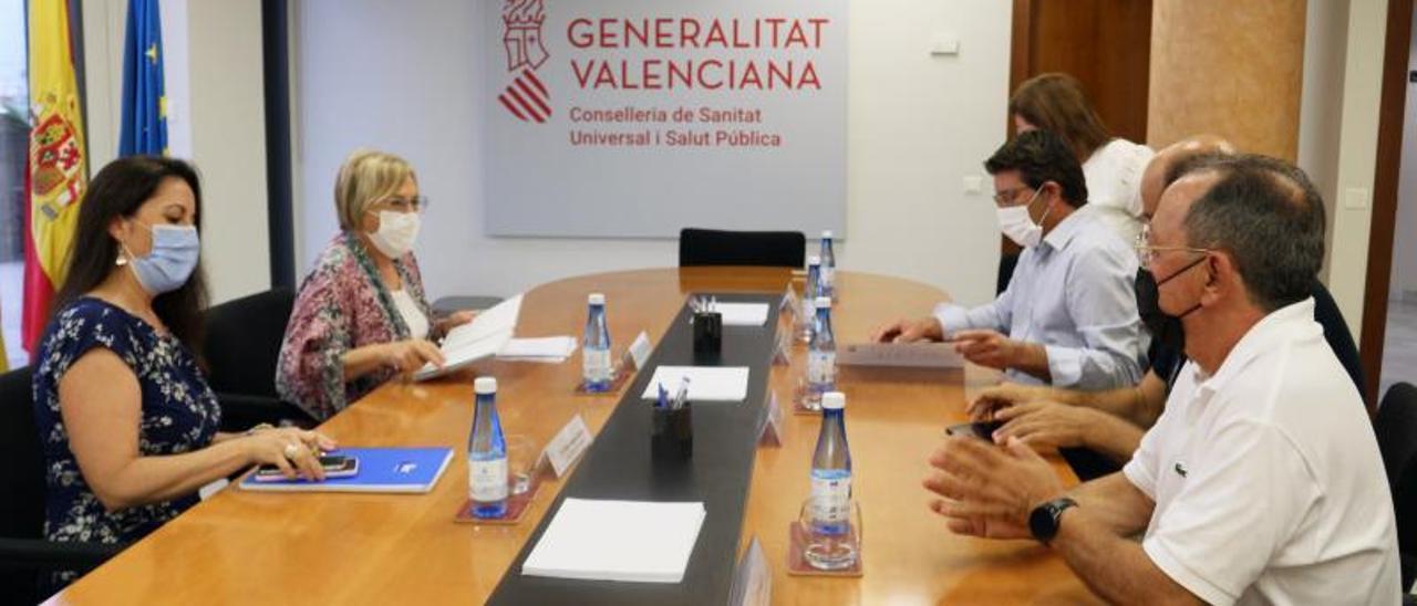 Barceló y Rodríguez en la reunión de ayer en la Conselleria de Sanitat, en València. | LEVANTE-EMV