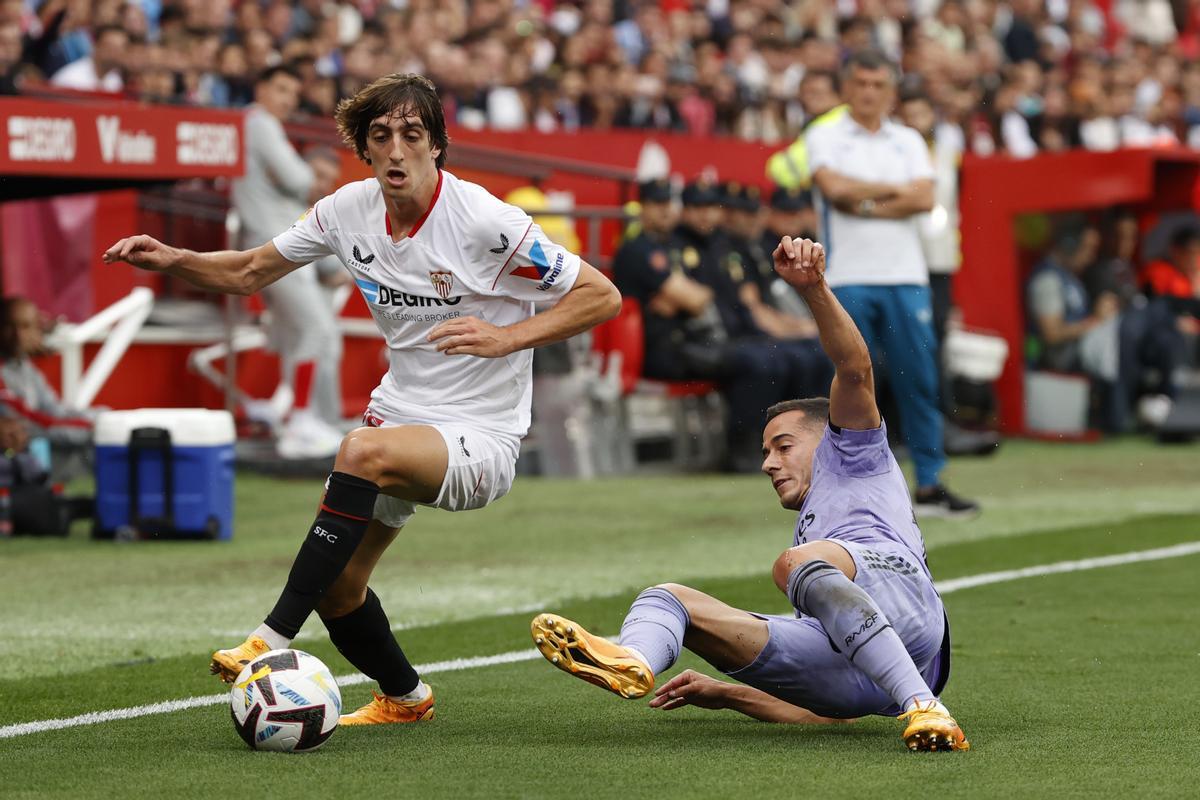 SEVILLA, 27/05/2023.- El centrocampista del Sevilla Bryan Gil (i), y el delantero del Real Madrid Lucas Vázquez (d), durante el partido de la jornada 37 de LaLiga disputado este sábado en el estadio Sánchez Pizjuán. EFE/Julio Muñoz