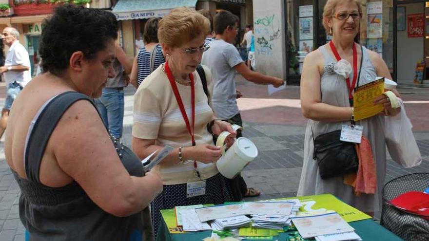 Voluntarias de la Asociación de lucha contra el Alzhéimer en una cuestación realizada por el colectivo local.