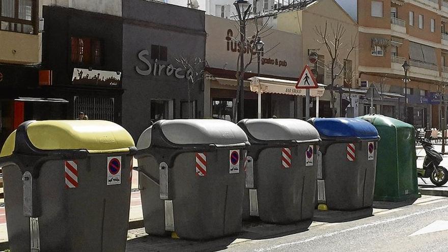 Reponen los contenedores que fueron quemados meses atrás en Almendralejo