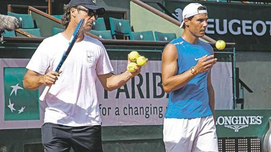 Nadal junto a su entrenador Carlos Moyà, en el entrenamiento de ayer en Roland Garros.