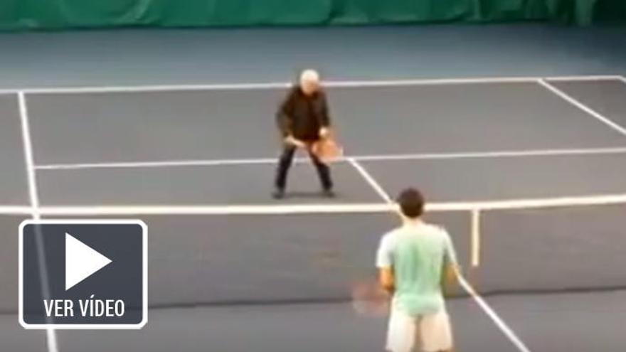 El pelotazo del padre de Federer a su hijo Roger
