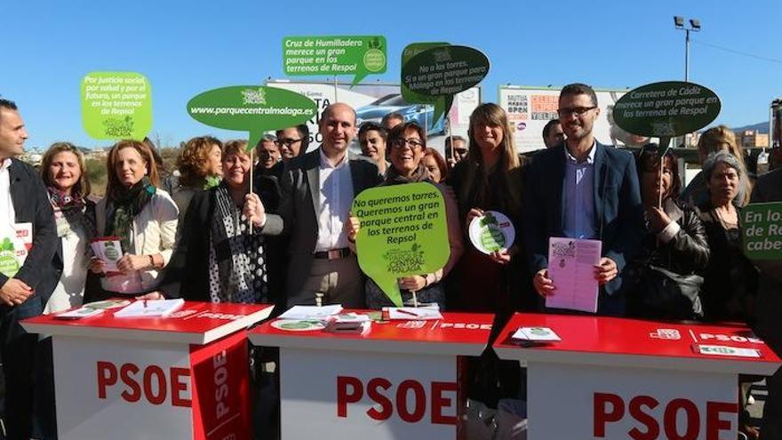 Los militantes socialistas ayer en los terrenos de Repsol.