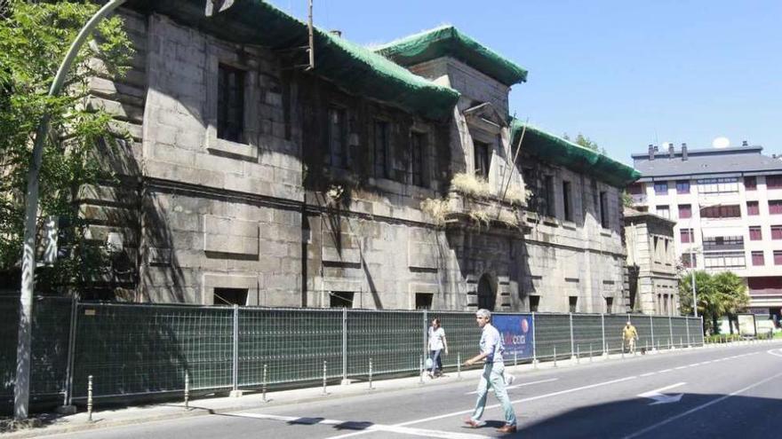 En el edificio de la antigua cárcel se quiere ubicar un hotel balneario, anunciado por el anterior gobierno en 2013, pero sigue igual. // Jesús Regal