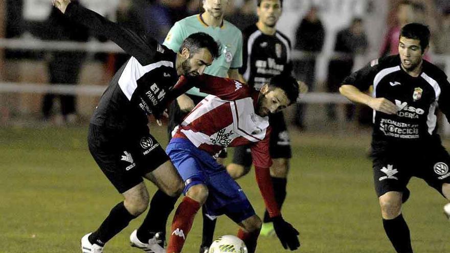 Pugna de balón en Las Salinas, ayer.