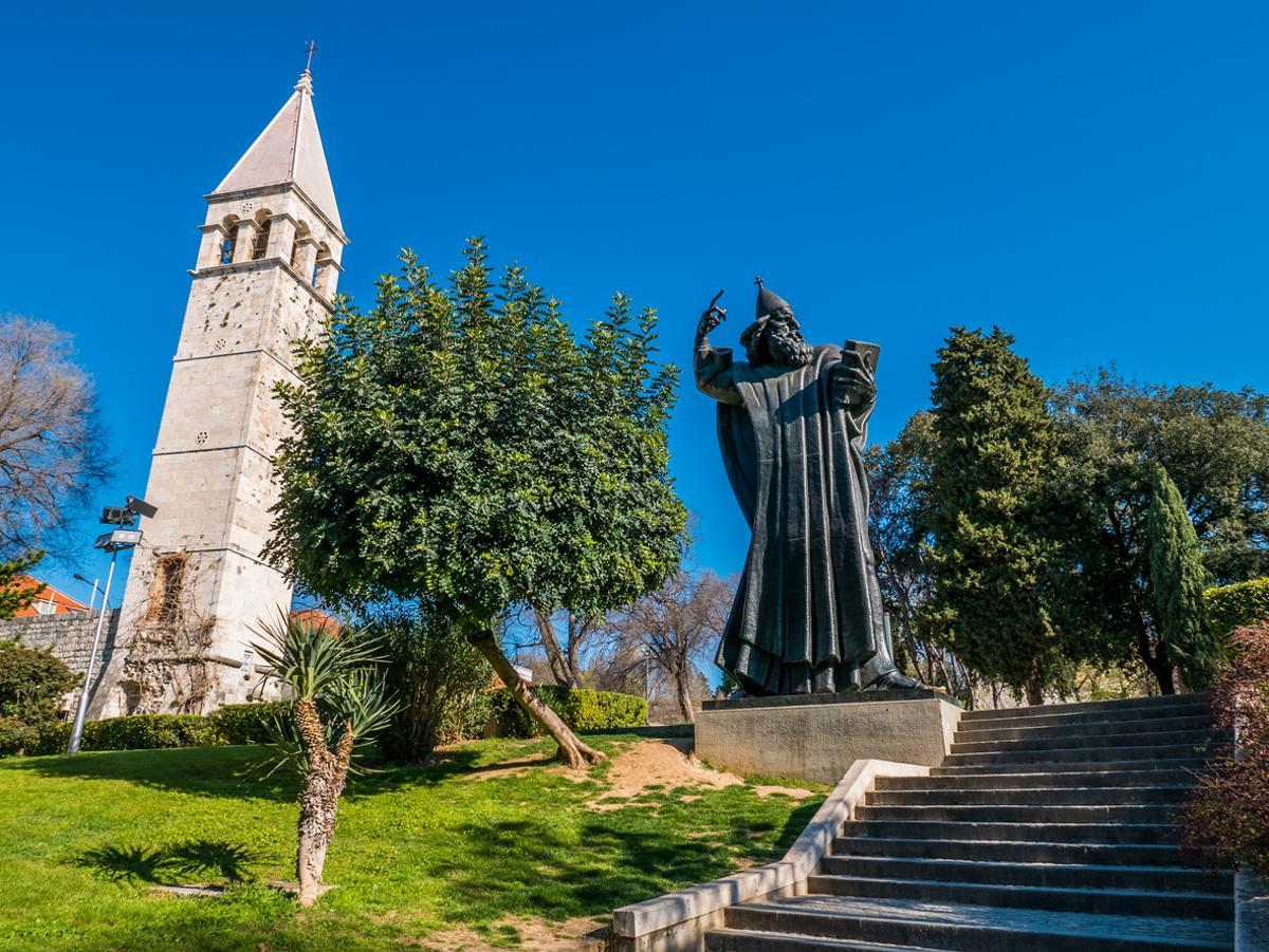 Uno no puede irse de Split sin tocarle el dedo pulgar a la estatua de Grgur Ninski.