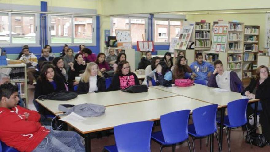 Asistentes al taller de búsqueda de empleo, ayer, en el IES Padre Feijoo.