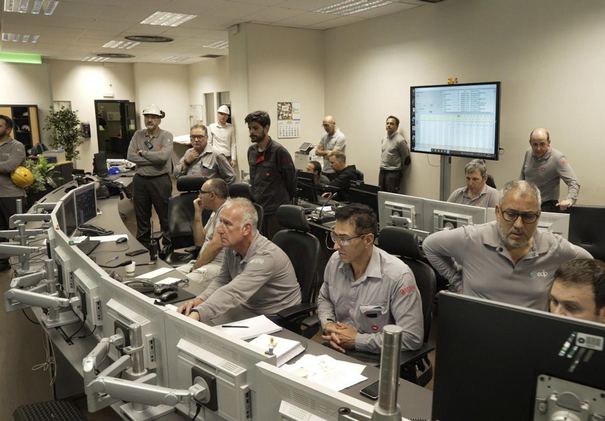 Trabayadores d'EDP, nel entamu d'Aboño 2 como central de gas el xunetu pasáu.