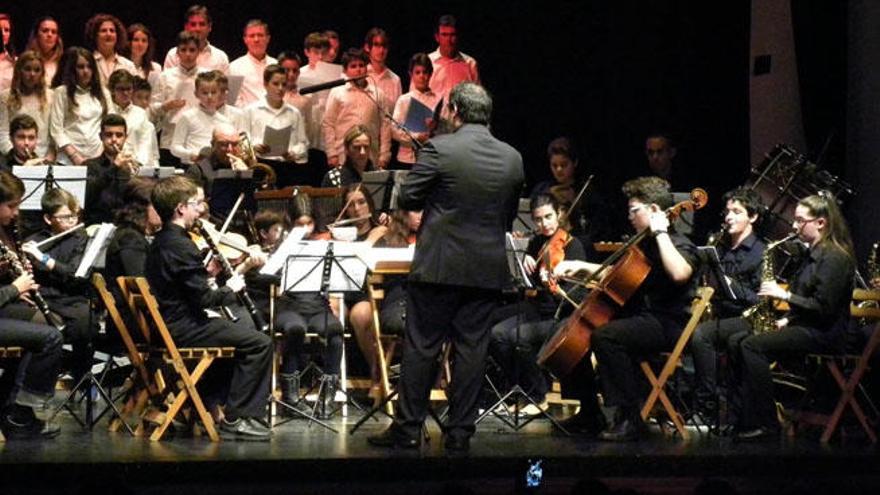 Alumnado de la escuela municipal de música, durante un concierto en el Teatro del Carmen.