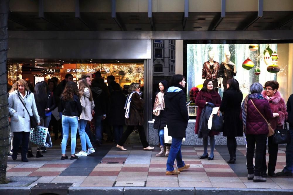 Día de compras navideñas en Oviedo y Gijón