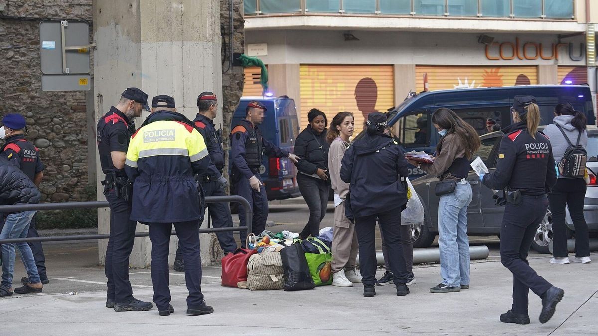 Un okupa detenido durante el desalojo del polémico edificio de la calle Tomàs Mieres de Girona