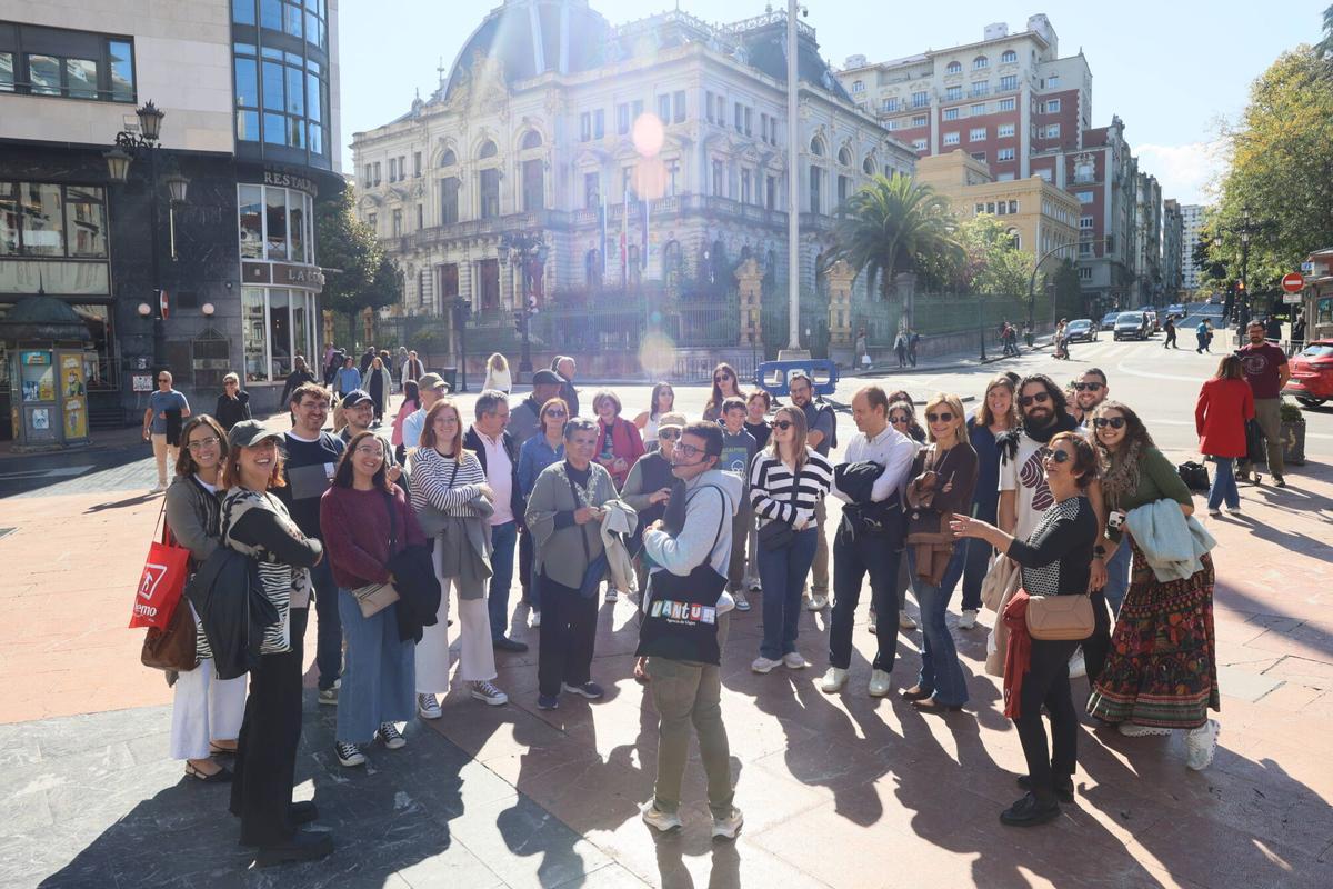 Un grupo de turistas en la plaza de la Escandalera.
