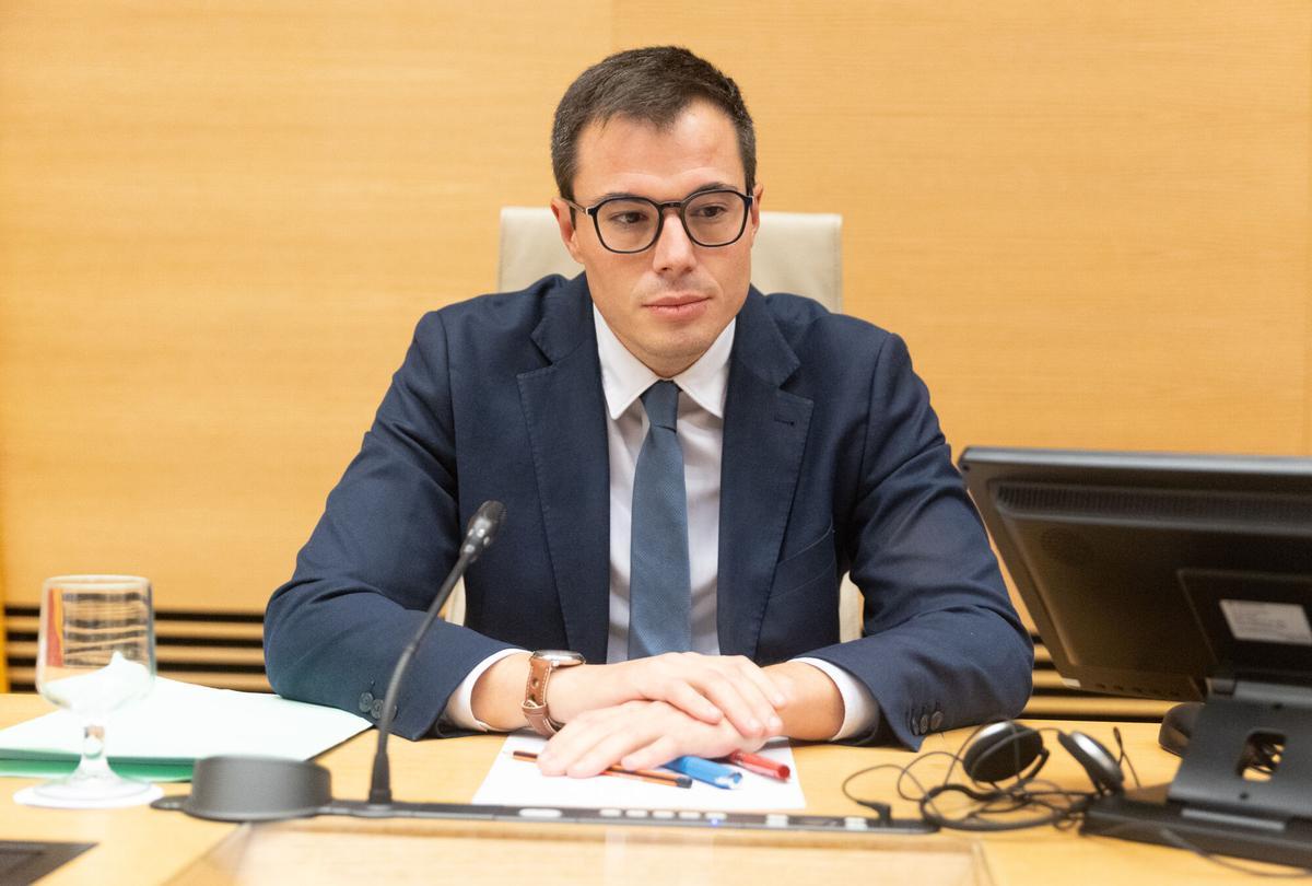 El secretario autonómico de Presidencia de la Generalitat, Cayetano García, comparece en la comisión de investigación del Congreso.