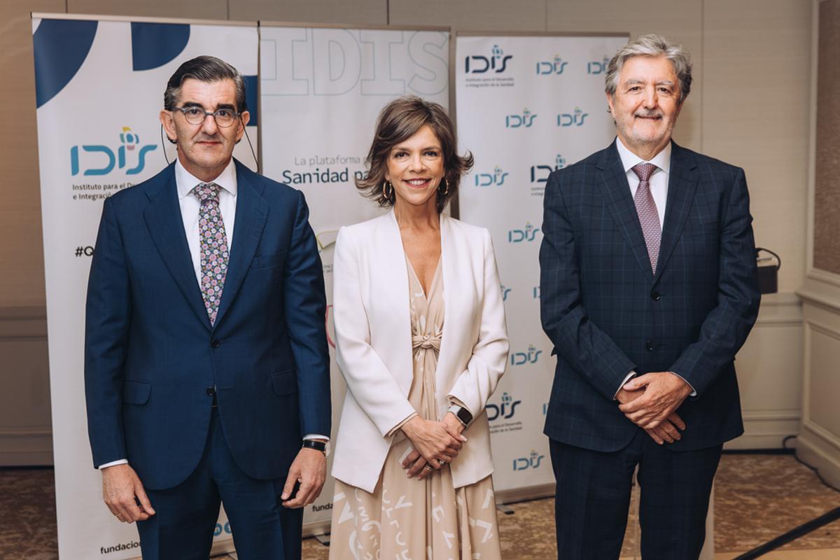 Juan Abarca, presidente de Fundación IDIS; Marta Villanueva, directora general de Fundación IDIS y Ángel de Benito, Secretario General de Fundación IDIS