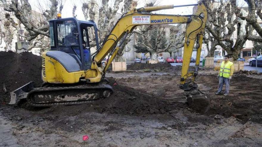 Obras en los jardines de la Plaza de España, en Vilagarcía. // Noé Parga