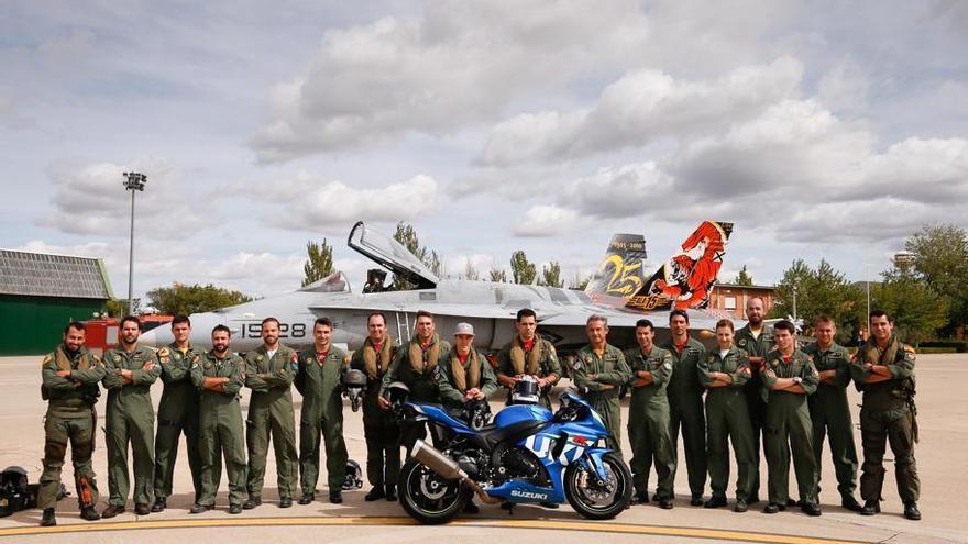 Maverick amb els militars de l&#039;Ala 15 davant d&#039;un F-18.