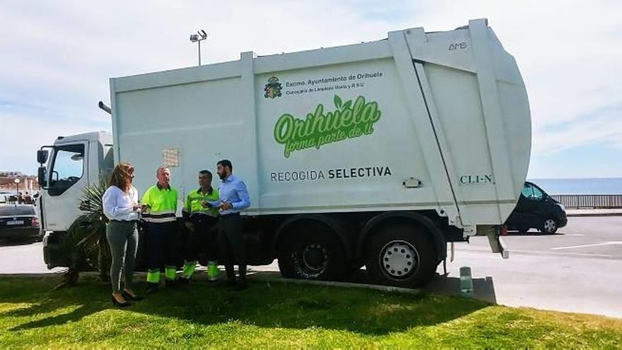 Aparicio charla con la edil Sofía Álvarez y dos operarios junto al camión de recogida selectiva de la costa.