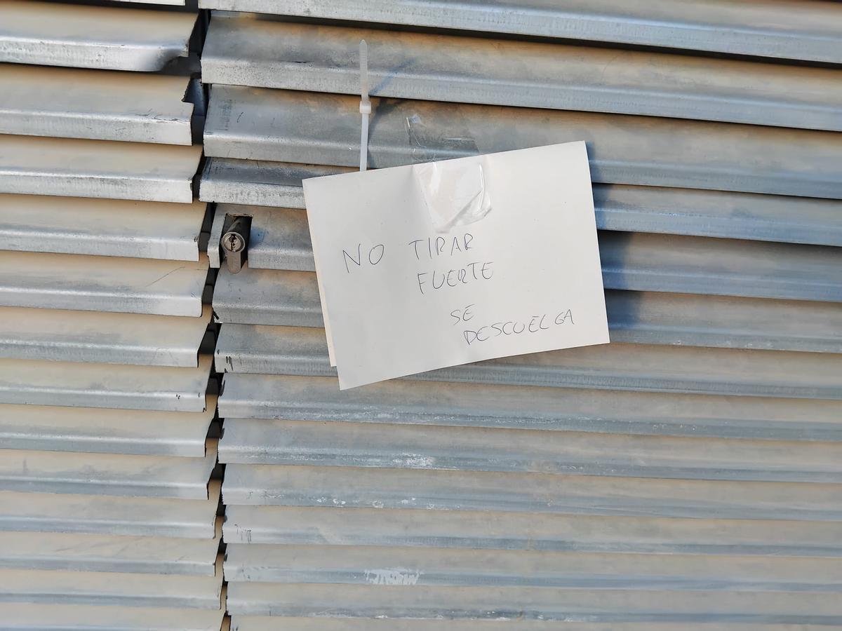 Cartel en una puerta