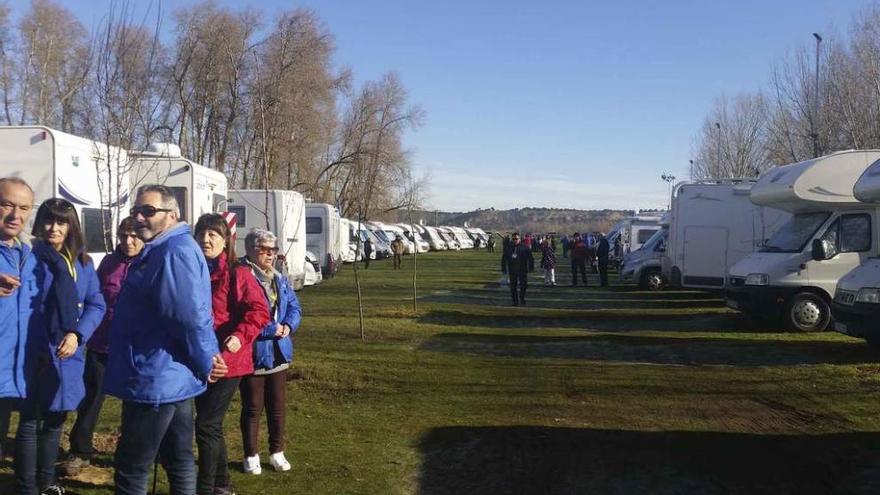 El área de autocaravanas de Venialbo, repleta de vehículos durante una visita organizada por un club.