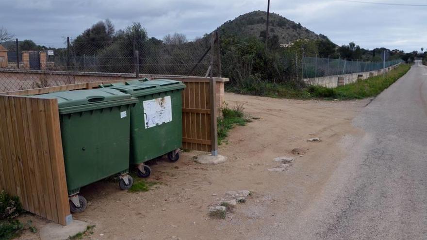 Varios de los contendores repartidos en las entradas al pueblo.